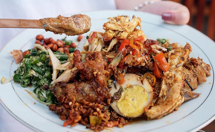 Satu porsi Nasi Campur khas Warung Nasi Men Weti Sanur yang berisi ayam sisit, sate lilit, dan sambal pedas.